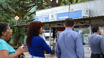 Pessoas esperando na fila de lotérica