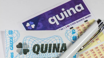 Cartela da quina e recibo da aposta com caneta em cima