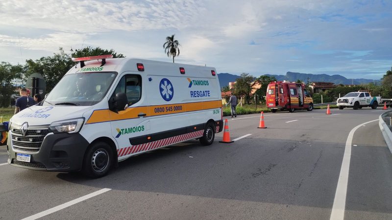 Motociclista tem perna amputada em grave acidente na Tamoios