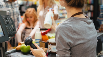 pessoa passando compras no mercado
