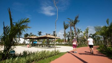 Parque em Praia Grande com área verde, espaços de lazer e infraestrutura para visitantes