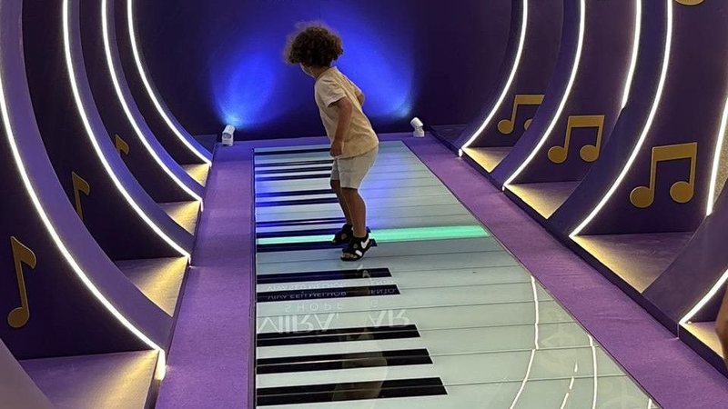 Piano interativo gigante instalado no 2º piso convida o público a criar melodias durante a programação de férias em Santos