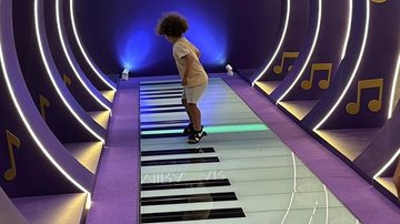 Piano interativo gigante instalado no 2º piso convida o público a criar melodias durante a programação de férias em Santos