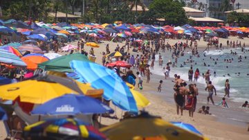 Praia Martim de Sá, em Caraguatatuba, lotada