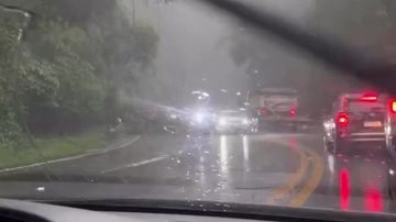 Rodovia Mogi-Bertioga é interditada devido a temporal acima do limite