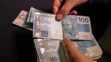 Notas de real associadas ao pagamento do salário