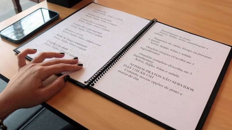 Santos torna obrigatório o oferecimento de cardápio físico e em braile