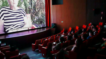 Pessoas assistindo um filme no cinema