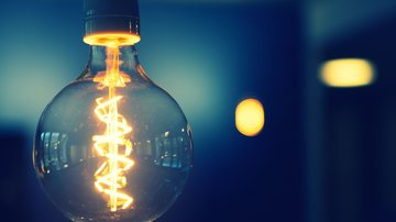 Lâmpada acesa representa o benefício da tarifa social e descontos na conta de luz