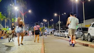 Turista trafega com patinete na avenida da praia, em Caraguatatuba. Equipamento virou meio de transporte no litoral - Foto Reginaldo Pupo (2)