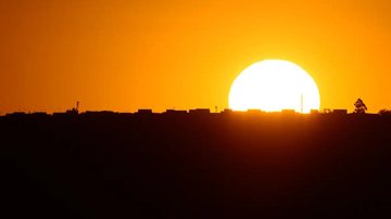 Registro do Sol no verão brasileiro, fase de maior incidência de calor ao longo do ano