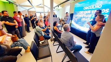 A prefeita Flávia Pascoal, discursa durante apresentação do empreendimento ao mercado de Ubatuba