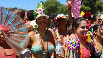 Mulheres comemorando o carnaval