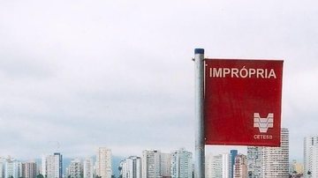 Bandeira vermelha da Cetesb na praia