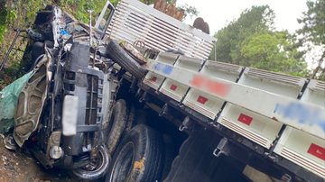 Batida frontal entre carro e caminhão deixa vítima fatal na Mogi-Bertioga