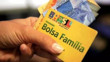Cartão do Bolsa Família usado por beneficiários durante o pagamento de fevereiro