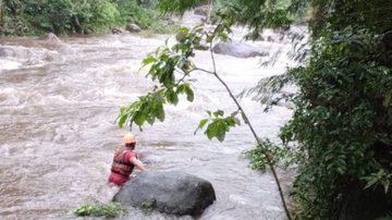 Bombeiros atravessam rio e salvam turistas ilhados em cachoeira de Ubatuba
