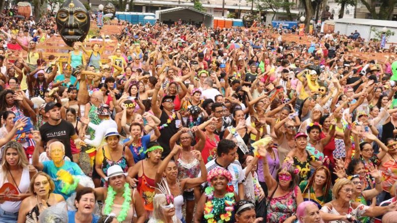 Bloco de Carnaval reúne foliões em área pública