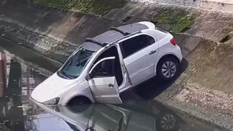 Carro cai no canal 3 após manobra em marcha à ré em Santos; vídeo