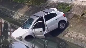 Carro cai no canal 3 após manobra em marcha à ré em Santos; vídeo