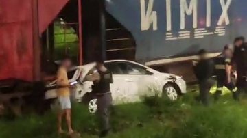 Carro invade trilhos e é atingido por trem em movimento no Guarujá