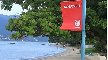 Bandeira vermelha da Cetesb em praia
