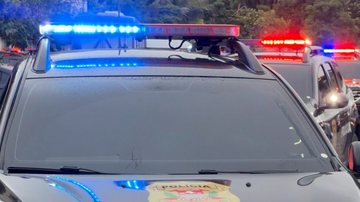 Corpo de mulher é encontrado sob colchão em canteiro central de avenida em São Vicente