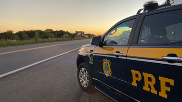 Carro da Policia Rodoviária Federal na beira da estrada