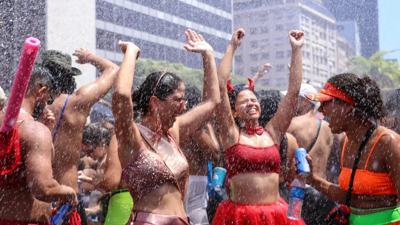 Pessoas comemorando carnaval de rua