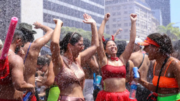 Pessoas comemorando carnaval de rua