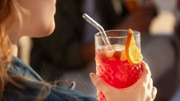 Bebida com frutas frescas, água com gás e gelo