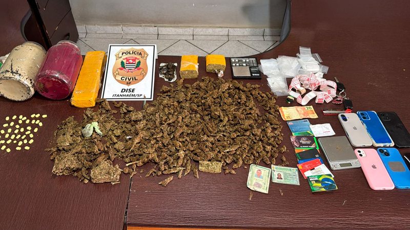 Dupla tenta fugir com drogas, mas é interceptada e presa pela DISE em Itanhaém