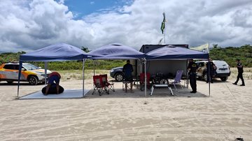 Fiscalização apreende equipamentos de paraglider em praia de Bertioga