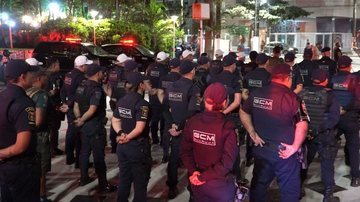 Guardas municipais resgatam banhista que se afogava em praia de Guarujá