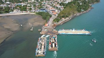 Balsa atracada em travessia do litoral paulista