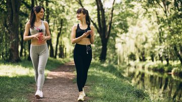 Mulheres caminham ao ar livre
