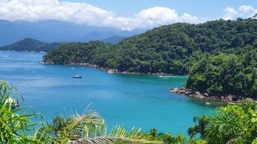 Vista da Ilha das Couves, em Ubatuba, destino entre as ilhas para conhecer no Carnaval