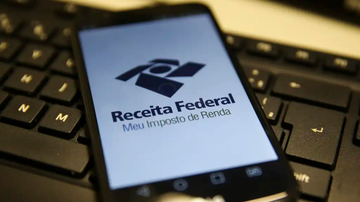 Telefone com aplicativo do Meu Imposto de Renda