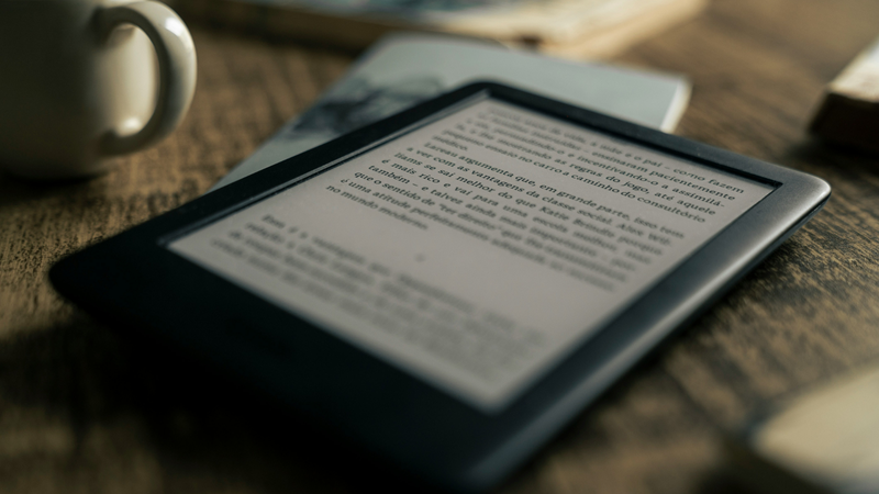 Kindle em cima de mesa