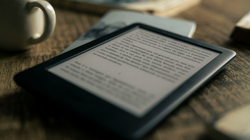 Kindle em cima de mesa