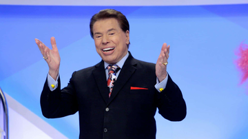 Silvio santos com as mãos levantadas