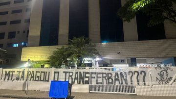 Marcelo Teixeira é alvo de protesto em frente à universidade de sua família em Santos