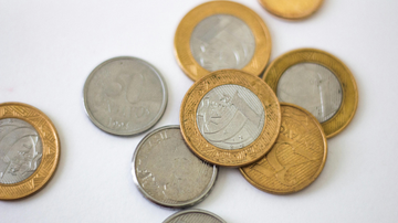 Moedas em cima de mesa