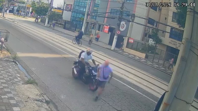 Motociclista em alta velocidade atropela idoso e foge em Santos