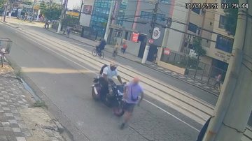 Motociclista em alta velocidade atropela idoso e foge em Santos