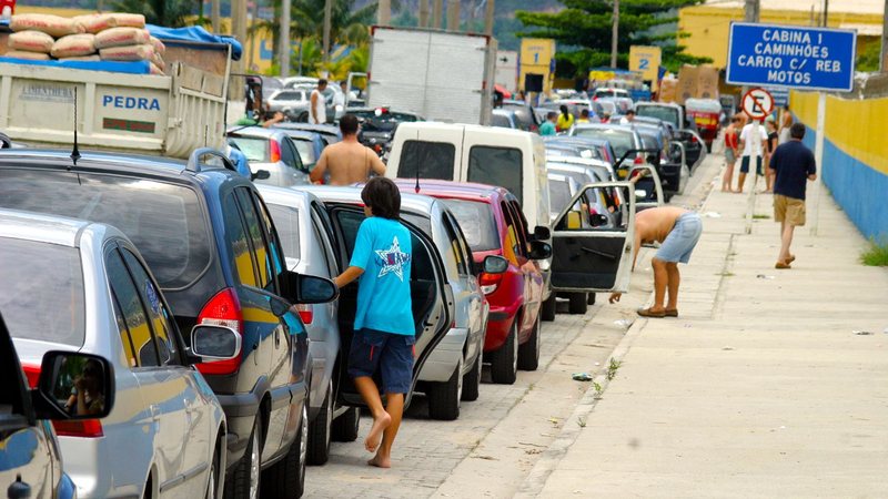 Para curtir a folia, turistas deverão ter paciência para encarar trânsito caótico no litoral norte