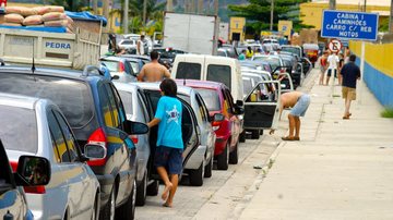 Para curtir a folia, turistas deverão ter paciência para encarar trânsito caótico no litoral norte