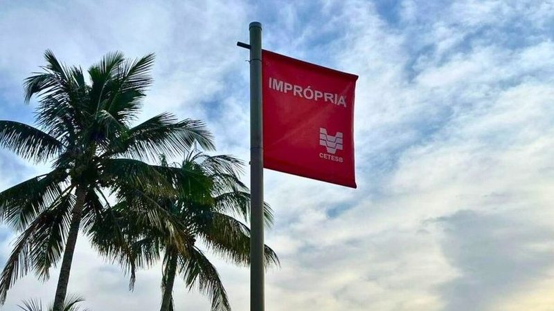 Bandeira da Cetesb em praia