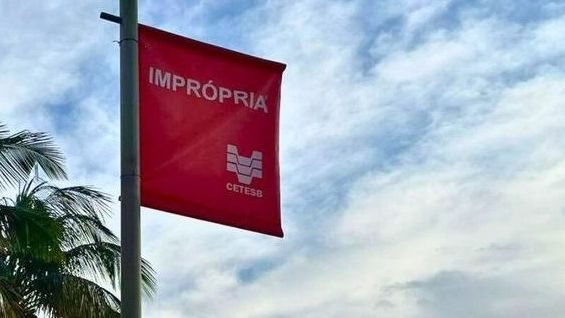 Bandeira vermelha da Cetesb na praia