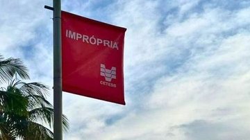Bandeira vermelha da Cetesb na praia
